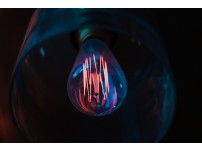LED 전구와 밝은 거실