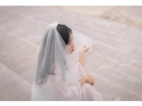 손뜨개인형과 제로 웨이스트 재료를 테이블에 놓은 모습